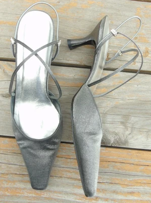 Sandalia Stuart Weitzman 8.5 Plateada Satén Tirantes Punta Cerrada Tacón Gatito Foto 1 de 4