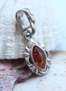 Sterling Silver Amber Baltic Pendant 1.44 gram 波羅的海琥珀 - Picture 1 of 5