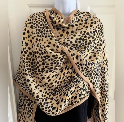 Envoltura reversible con estampado de animales Ann Taylor, talla única Foto 1 de 4