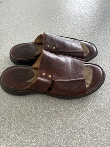 Born Herren 12 Slide Sandalen Braunes Leder Gepolsterte Einlegesohle Offene Zehenpartie H10316 - Bild 1 von 5