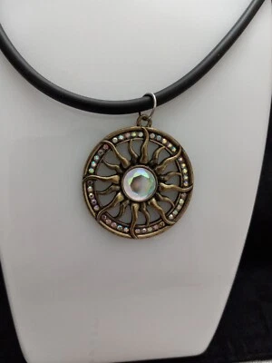 Collar con colgante de sol de silicona negra 16 pulgadas Foto 1 de 4