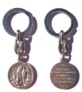 MAGNIFIQUE PORTE CLEF DE N.D LOURDES EN METAL AVEC PRIERE AU VERSO