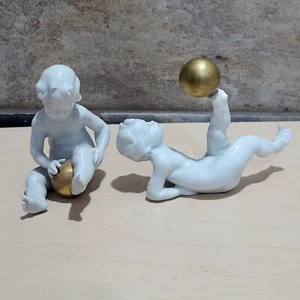 Set 2 statuine vintage porcellana ragazzo che gioca palla dorata piedi riparati - Foto 1 di 11