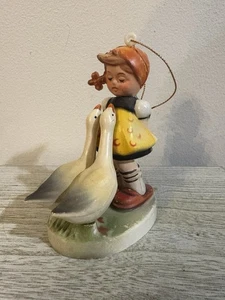 Vintage Weihnachten Hummel Ornament kleines Mädchen mit Gänsen 4" groß Kunststoff  - Bild 1 von 8