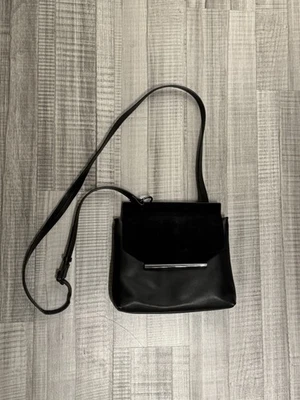 Bandolera Halston Heritage de cuero negro Foto 1 de 4