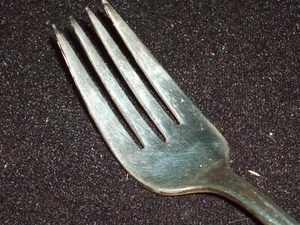 Vintage 1847 ROGERS BROS Silverplate DAFFODIL SALAD FORK - Picture 1 of 4