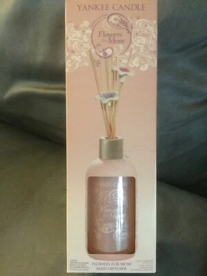 DIFUSOR DE PALHETAS YANKEE CANDLE FLOWERS FOR MAMÃE (ROSAS) FL OZ 6 - NOVO EM FOLHA - Imagem 1 de 4