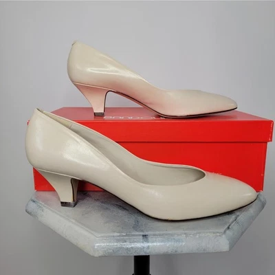Zapatos de salón Bandolino de cuero marfil de los años 80: tacones blancos vintage, talla 8,5 estrechos Foto 1 de 4
