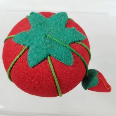 Almohadilla de tomate y fresa roja vintage de Japón limpia y brillante de 2,5 pulgadas de ancho Foto 1 de 4