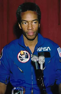 Guion Bluford auto/sign Astronaut Expedition NASA Challenger RARE COA LOOK! - Picture 1 of 1