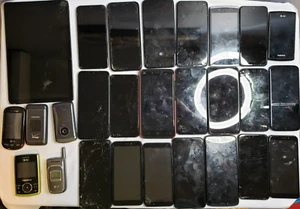 27 Smartphones, Flip Phones, Tablet Cellphones PARTS ONLY - Picture 1 of 21