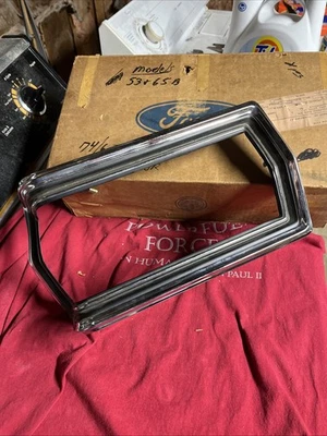 Bisel/puerta luz trasera izquierda Ford Torino 1974-1976 D4OZ-13489-B modelos 53, 65B nuevo de lote Foto 1 de 4