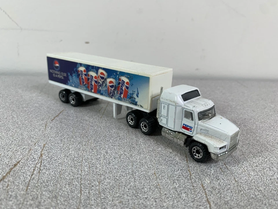 Винтажный спичечный коробок Pepsi Cola 1990 Mack CH600 полугрузовик и 1981 прицеп 1:97 - Изображение 1 из 4