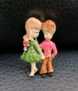 Vintage Young Love Cute Couple, Brooch/Lapel Pin 1970 - Picture 1 of 6