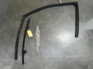 2004-2008 Malibu / Malibu MAXX Left Front Door Window Run Channel 15223299 D62 - Picture 1 of 6