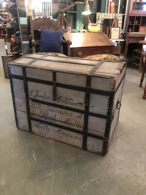 Baúl de vapor superior curvo de madera y hierro forjado alrededor de 1890 pintado a mano  Foto 1 de 4