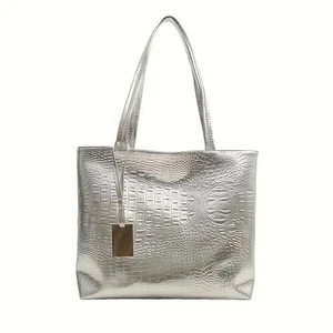 Bolso de hombro grande plateado de cuero sintético en relieve de cocodrilo - Imagen 1 de 4