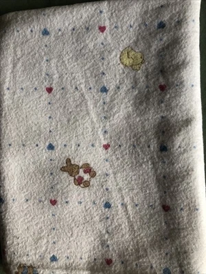 Manta Receptora Bebé Vintage Años 90 - Patrón Rejilla con Animales y Corazones Foto 1 de 4