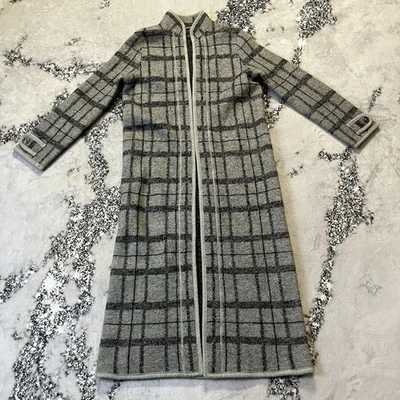 Suéter Mercer Madison para mujer talla PM gris a cuadros lana plumero cárdigan abierto Foto 1 de 4
