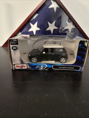 Maisto 1:24 Mini Cooper  Green Car Die Cast New In Box - Image 1 of 4