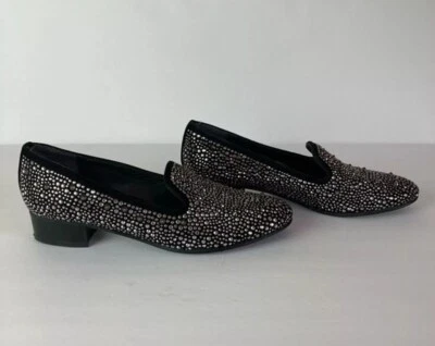 Zapatillas para fumar Stuart Weitzman adornadas de terciopelo negro con tachuelas zapatos sin cordones  Foto 1 de 4