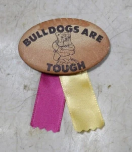Vintage Bulldoggen sind hart fußballförmiger Pin Rückknopf lila & gold - Bild 1 von 3
