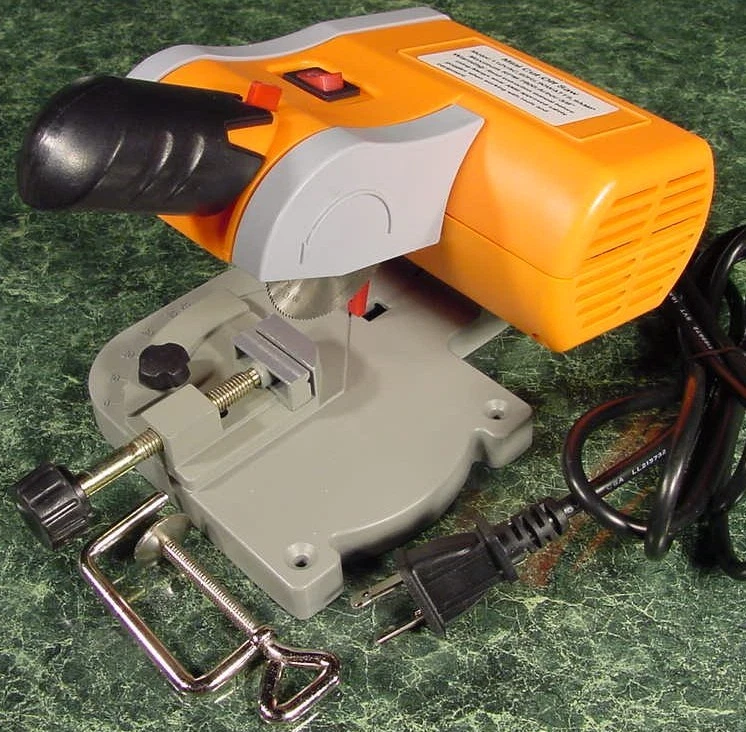 Mini SIERRA CORTADA 2" Nueva Casa de Muñecas Artesanía Hobby con Tornillo Eléctrico Incorporado Foto 1 de 1