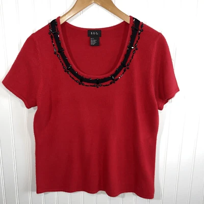 Suéter rojo manga corta RQT con detalles de cuentas negras usado en excelente estado talla grande Foto 1 de 4