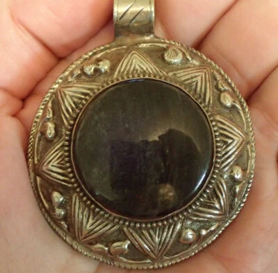 Cristal de labradorita en colgante Repousse. Foto 1 de 4