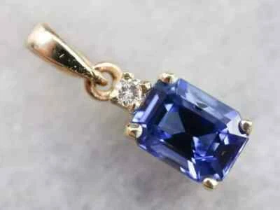 Colgante solitario de tanzanita azul corte esmeralda de 3 quilates de oro amarillo de 14 quilates sobre cadena gratis Foto 1 de 4