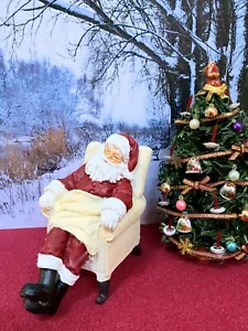 Puppenhaus Miniatur schlafender Weihnachtsmann im Stuhl Maßstab 1:12 - Bild 1 von 7