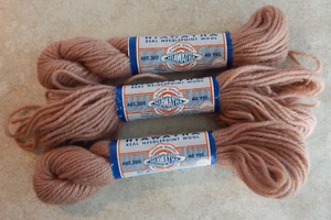 Lote de 3 vástagos vintage de hilo de lana Hiawatha punta de aguja #182 marrón tostado 40yds ea. - Imagen 1 de 3