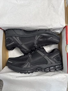 Taglia UK 9.5 - Nike Air Zoom Vomero 5 Triple Nero Bianco Grigio Antracite -AFFARE - Foto 1 di 24