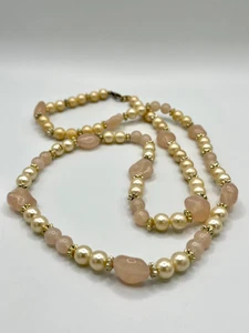 Collana Vintage Lucite e Perle Finte ~ Perline Finte Quarzo Rosa con Perle Crema - Foto 1 di 6