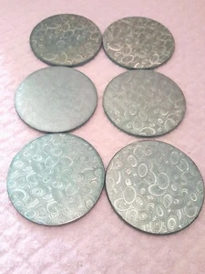 6 sottobicchieri da collezione in lamina di pavone teal rotondi ciascuno con supporto acrilico nero - Foto 1 di 4