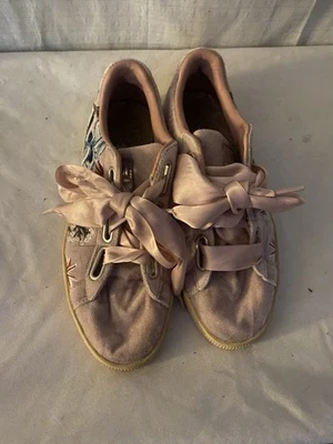 Zapatillas Puma Basket Heart Hyper Bordadas Gamuza Rosa Con Cordones Satinados Foto 1 de 4