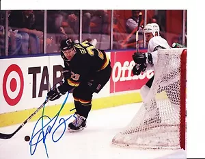 VANCOUVER CANUCKS MARTIN GELINAS SIGNED BEHIND NET 8X10 - Picture 1 of 1