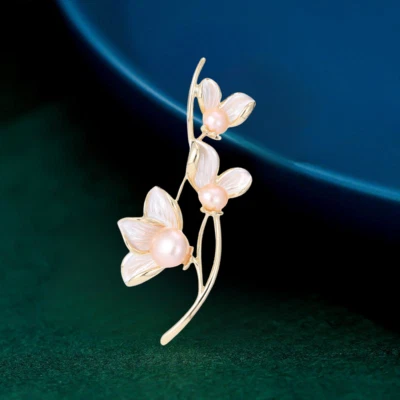 Elegante broche flor magnolia perla de agua dulce Foto 1 de 3
