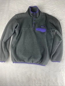Suéter Patagonia Mujer M Gris Púrpura Synchilla 1/4 Pullover A Presión Deporte Retro - Imagen 1 de 5