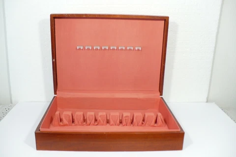 1 Oneida Ltd. Silversmiths Storage Chest Red Felt 9 Slots 8 Knife Slots 14-3/4" Cover