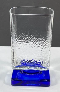 Vidrio de rocas cuadradas Bormioli Rocco Ice Texture 7 oz - transparente con base azul cobalto, - Imagen 1 de 10