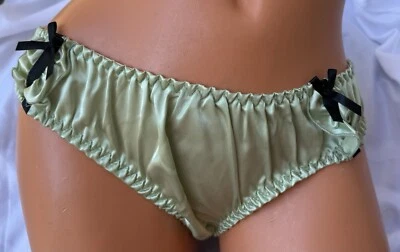 Bragas de bikini satinado sedoso verde musgo claro con volantes lazos laterales negros talla mediana Foto 1 de 4