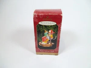 1999 HALLMARK Fiamma-Fighting Pompiere Amico Natale Decorazione Ricordi Natale  - Foto 1 di 2