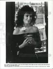 1990 Press Photo Kelly LeBrock w scenie z "Hard to Kill". - hcq35070