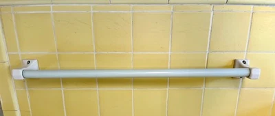 Винтажное полотенце из толстого молочного стекла 24 дюйма с фарфоровым винтом в стиле ар-деко на концах стержней - Изображение 1 из 4