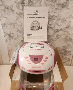 NUOVO Hello Kitty Boombox Stereo AM/FM Lettore CD Sanrio 2014 KT2024A  - Foto 1 di 11