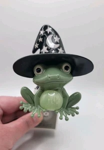 Bath & Body Works Halloween 2025 Wallflower Plug In Rana con Cappello da Strega - Foto 1 di 10