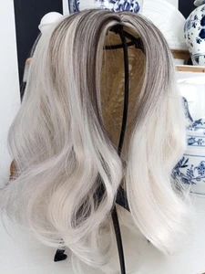 Weiss-Blonde mit dunklen Effekten Kunsthaar Perücke Langhaar. - Bild 1 von 4
