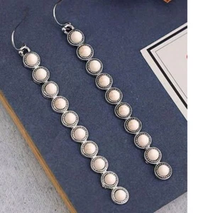 Neu in Verpackung Ohrhänger weiße eingelegte Perlen silberfarbene Legierung - Bild 1 von 3