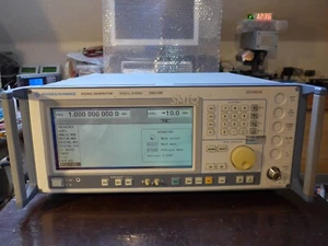 Rohde&Schwarz SMIQ06B Vector Signal Generator 300kHz - 6,4 GHz mit Option - Bild 1 von 16